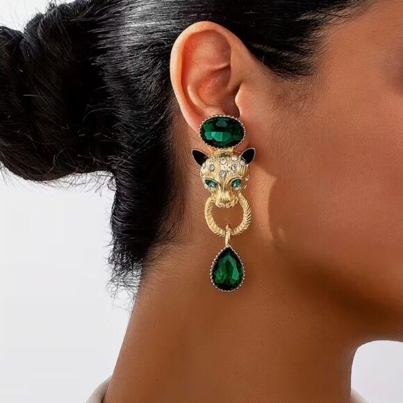 💚 NEW Elegant Gold and Green Panther Earrings 💚 - Picture 5 of 6